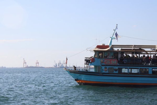 Comment planifier une croisière éducative pour découvrir les biomes marins à travers le globe?